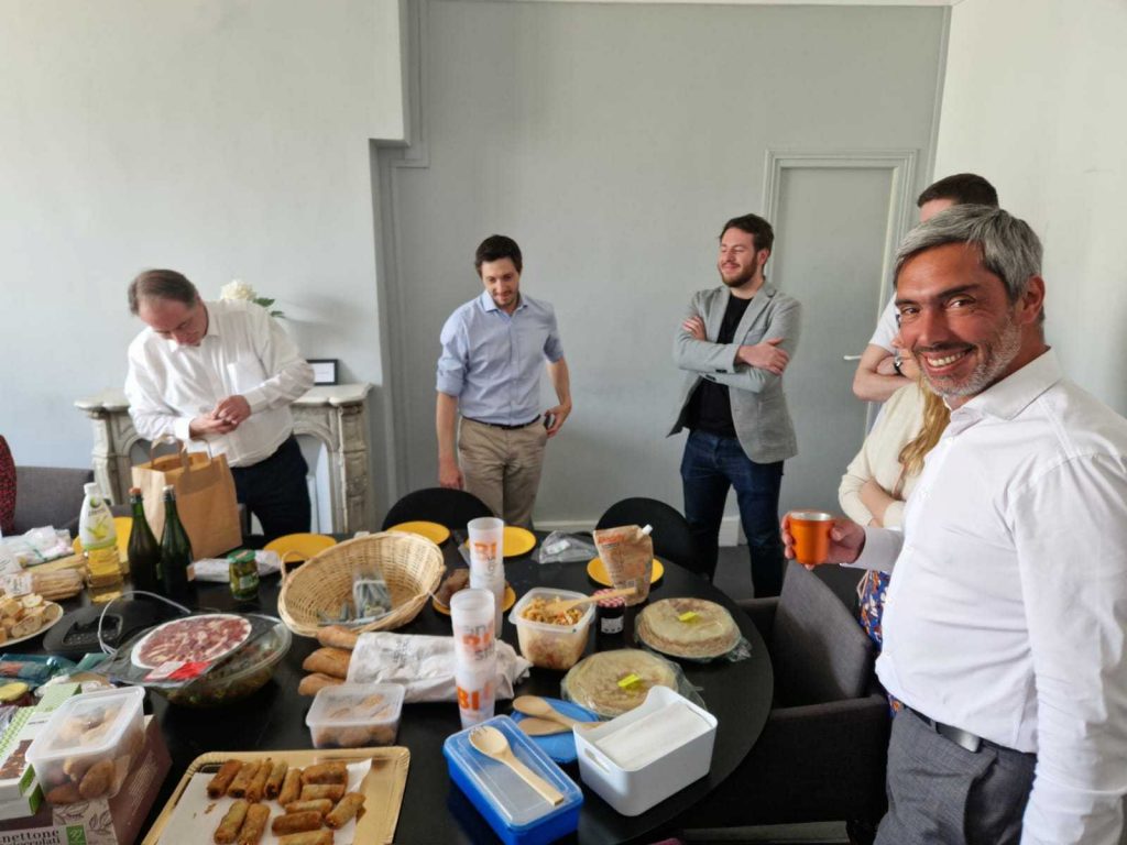 Photo de nos collaborateurs heureux de partager ce repas lors de la journée interculturelle.